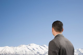 雪山旁的男人背影图片