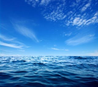 蓝天碧云青草地海报