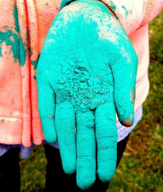 沾满蓝色颜料的手